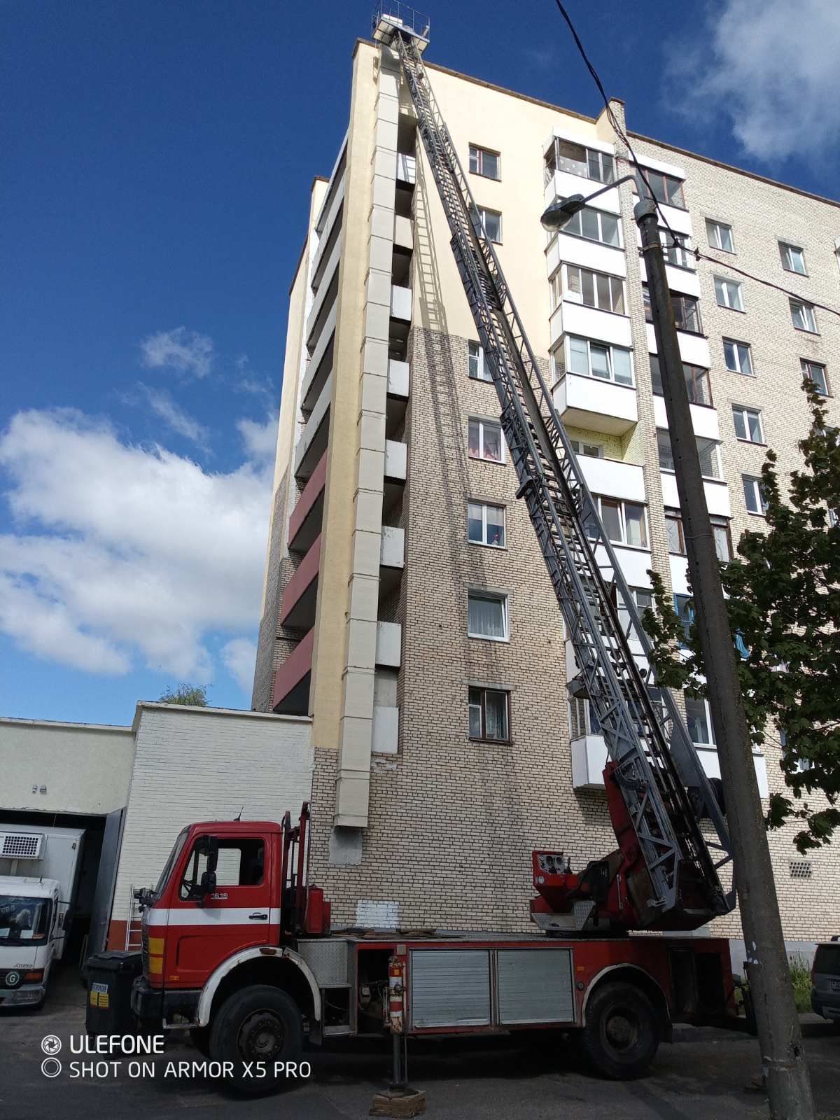 Автовышка - монтаж к жилому дому Аренда автовышки - монтаж к жилому дому